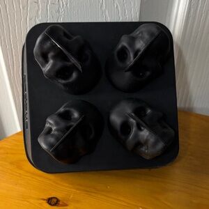 Shaped 3D Black Silicone Skull Set
